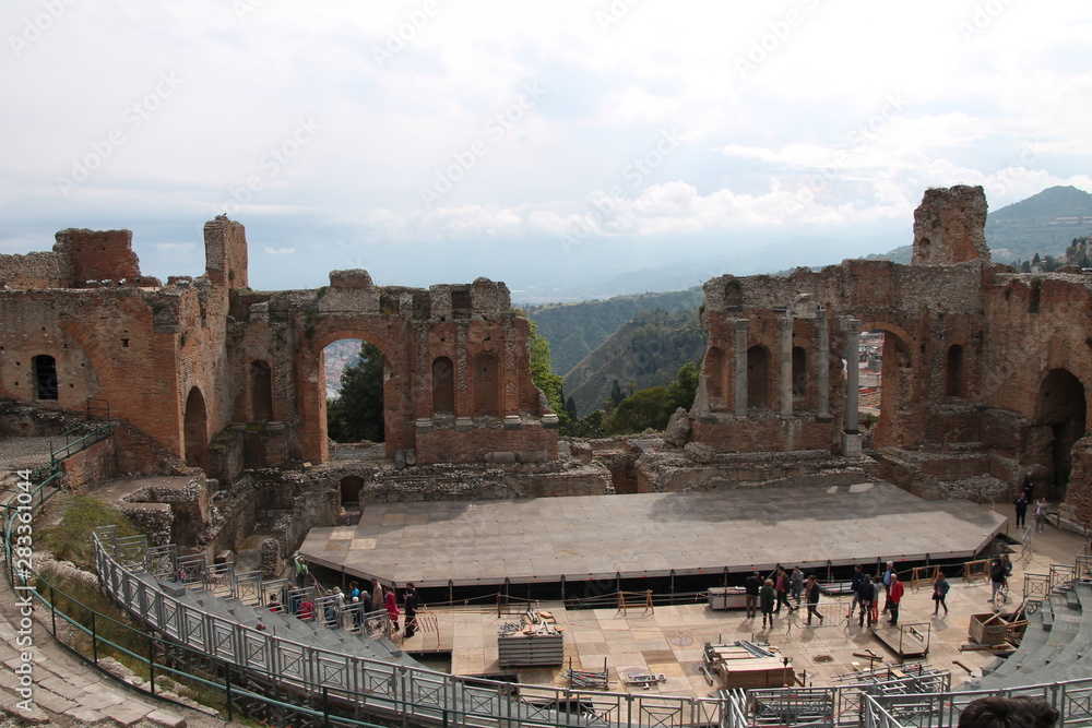 Teatro greco antico con scorcio sul paesaggio siciliano