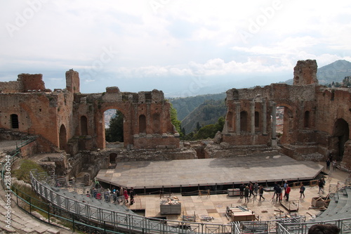 Teatro greco antico con scorcio sul paesaggio siciliano