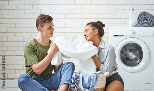 Fotografia loving couple is doing laundry