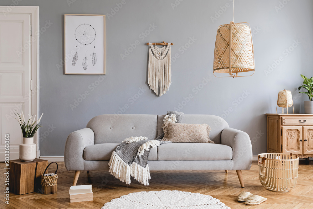 Boho interior design of living room with sofa and macrame foto de Stock |  Adobe Stock