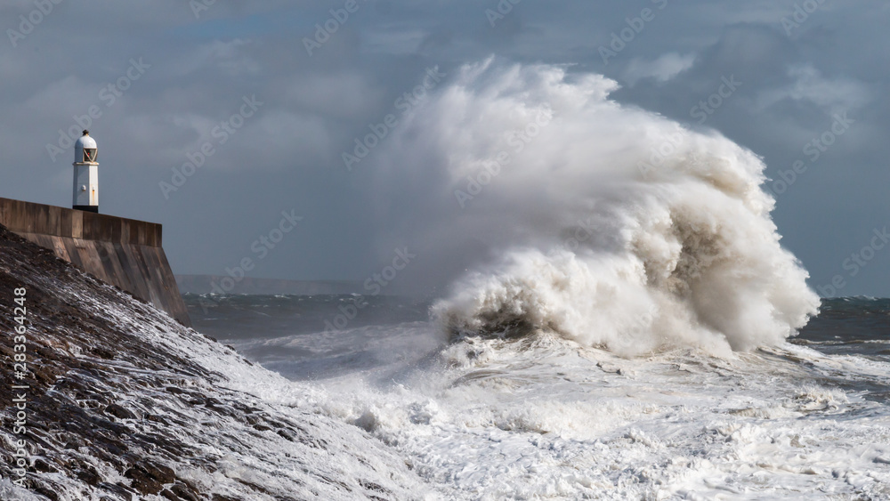 Large ocean waves and breaking waves on the Welsh coastline (Porthcawl, Wales)