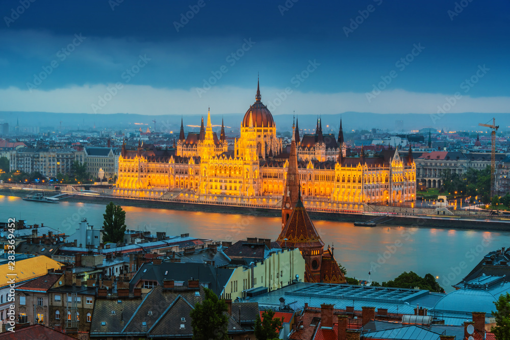 Fototapeta premium Panoramiczny widok na Budapeszt po zachodzie słońca