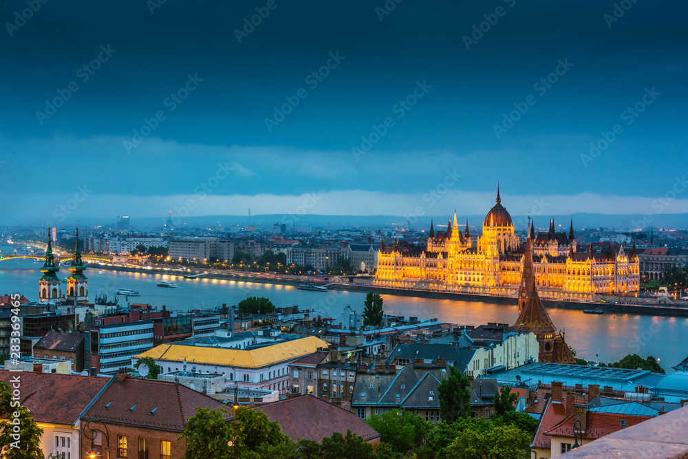 Fototapeta premium Panoramic view of Budapest after sunset