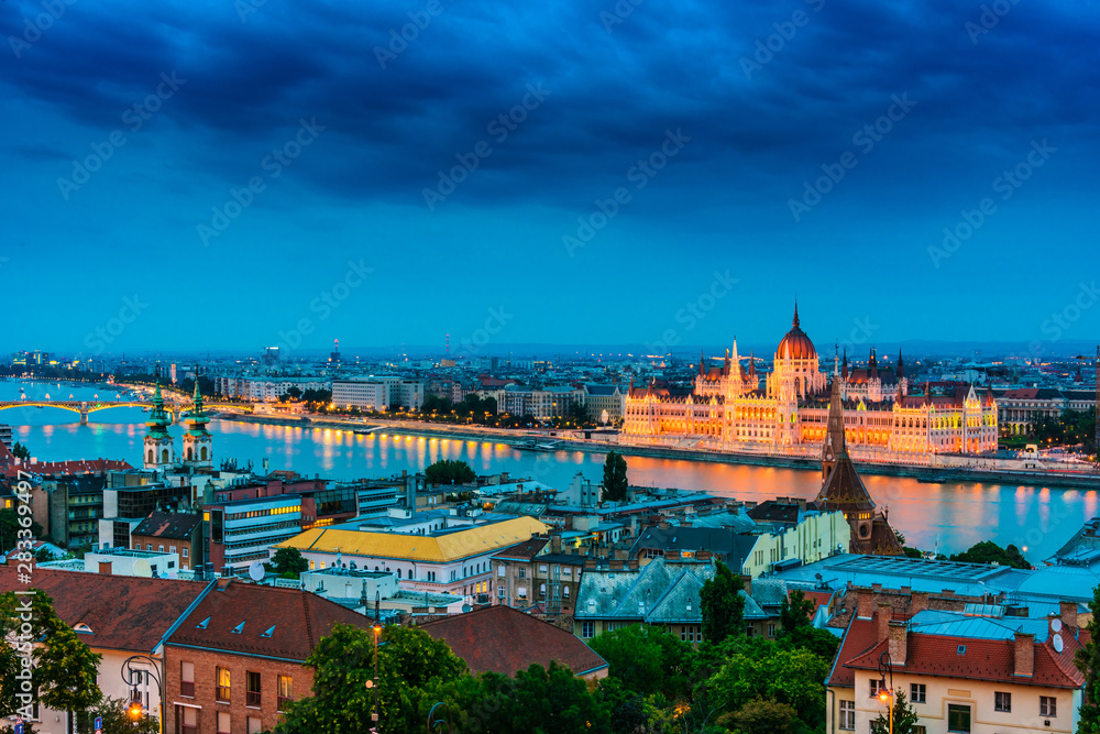 Naklejka premium Panoramic view of Budapest after sunset