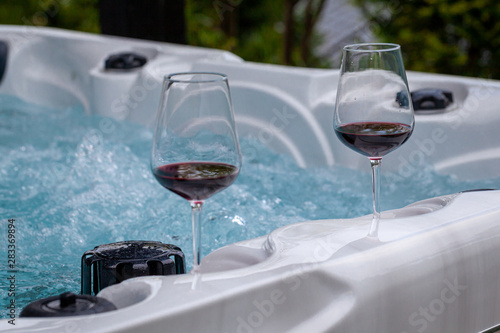 Canvastavla wein und wellness im whirlpool