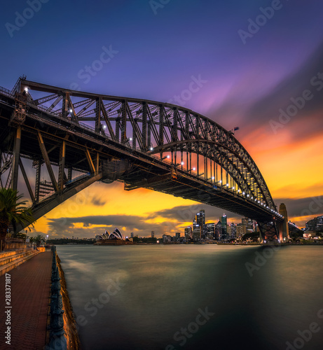 Photography Sunset skyline of Sydney downtown with city lights and Harbour Bridge