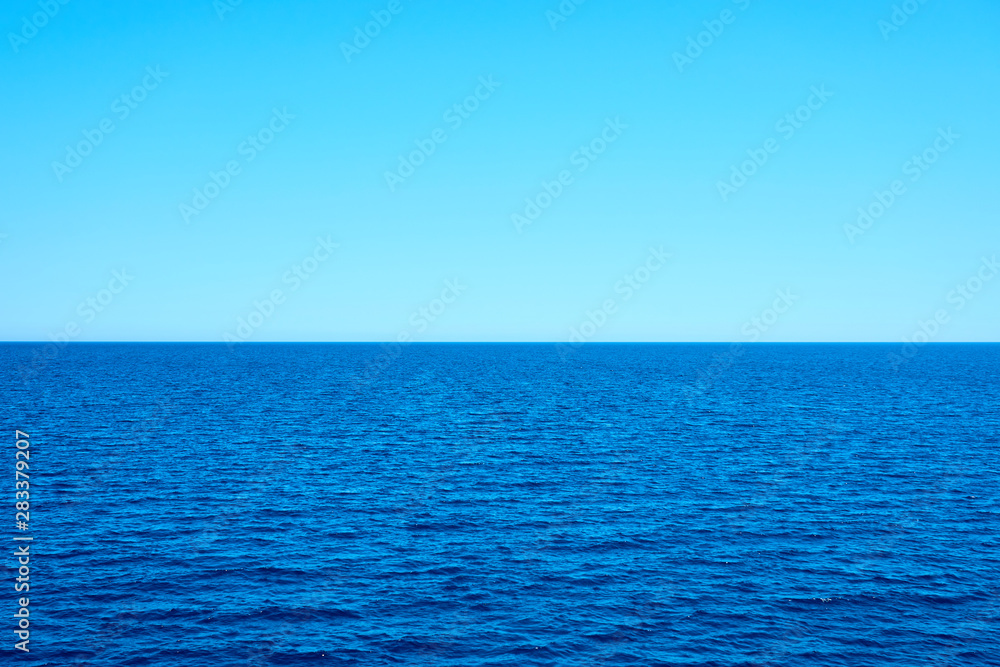 Obraz premium Tropical blue sea and clear blue sky horizon. Copy space.