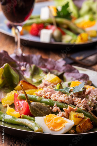 Nahaufnahme von salade nicoise auf dunklem Holz