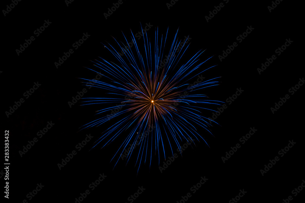 Fuegos artificiales estrella azul y naranja Fuegos artificiales estrella azul y naranja