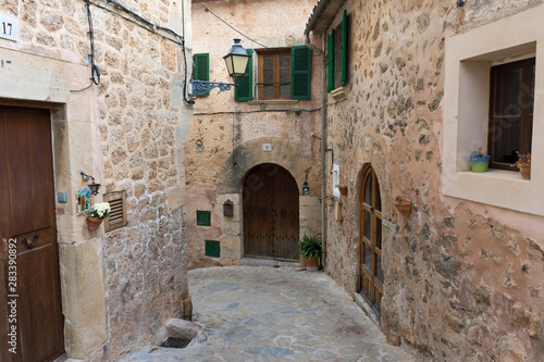 Fototapeta Naklejka Na Ścianę i Meble -  narrow streets of Valldemossa in Mallorca