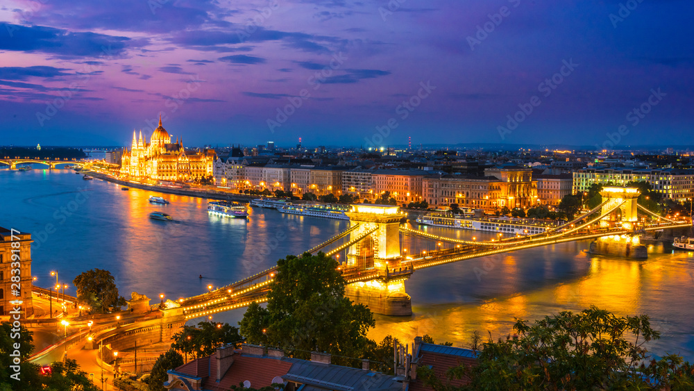 Fototapeta premium Panoramiczny widok na Budapeszt nocą