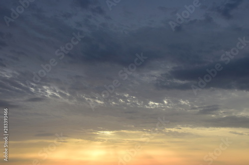 Dramatische Wolkenstimmung bei Sonnenaufgang   ber dem Meer