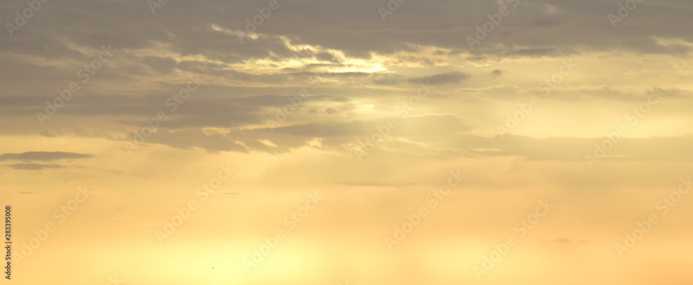 Dramatische Wolkenstimmung bei Sonnenaufgang über dem Meer