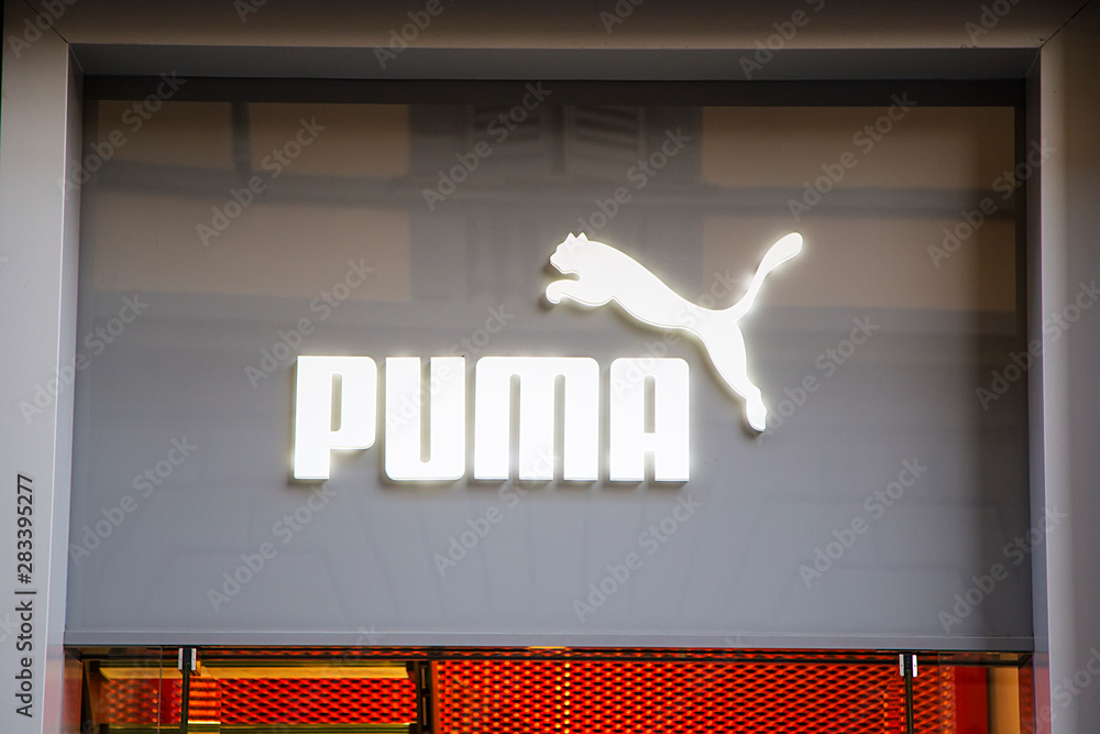 Detail of the Puma store in Florence, It is European multinational company for forathletic and casual footwear founded at Germany in 1948. foto de Stock | Adobe Stock
