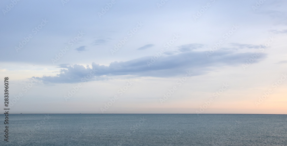 Wolkenstimmung am Meer nach einer Gewitternacht