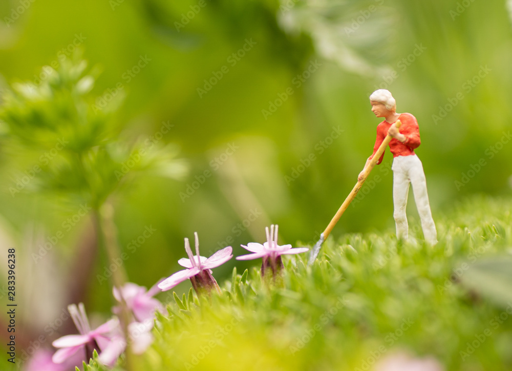 Miniatur Gärtnerin pflegt die Blumen