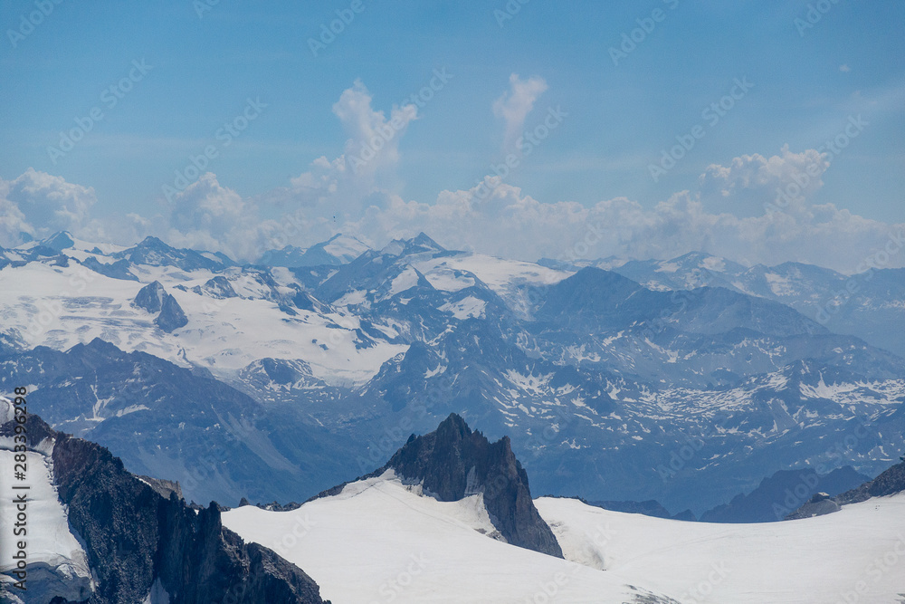 Panorama vue du ciel du massif du Mont-blanc