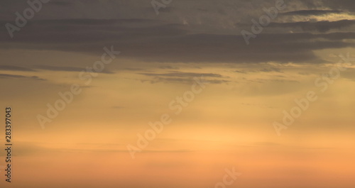 Wolken bei Sonnenaufgang über dem Meer