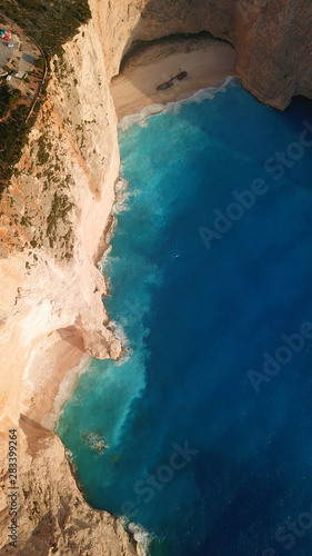 Widok z lotu ptaka z drona na słynną plażę Navagio lub wrak statku uznany za jedną z najpiękniejszych plaż na świecie z głębokim turkusowym czystym morzem, wyspa Zakynthos, Jońskie, Grecja