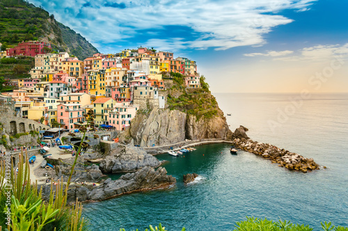 Fototapeta Naklejka Na Ścianę i Meble -  Manarola, Cinque Terre - romantic village with colorful houses on cliff over sea in Cinque Terre National Park