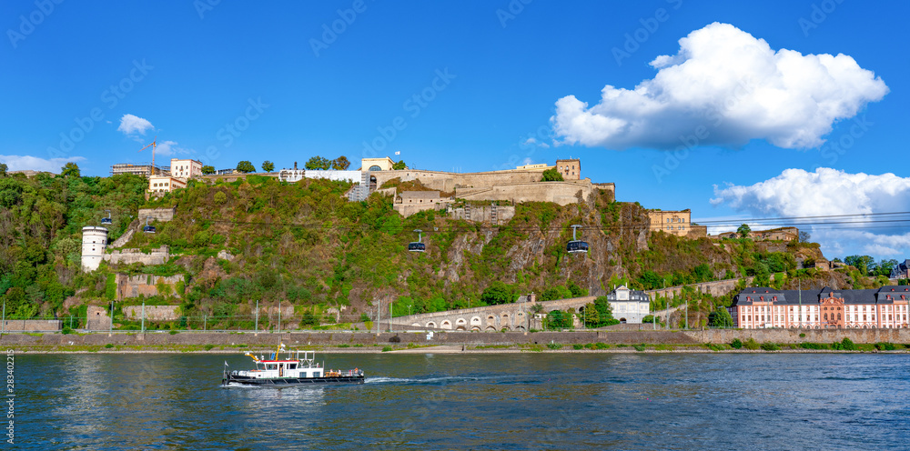 Koblenz mit Seilbahn und Festung Ehrenbreitstein am Rhein
