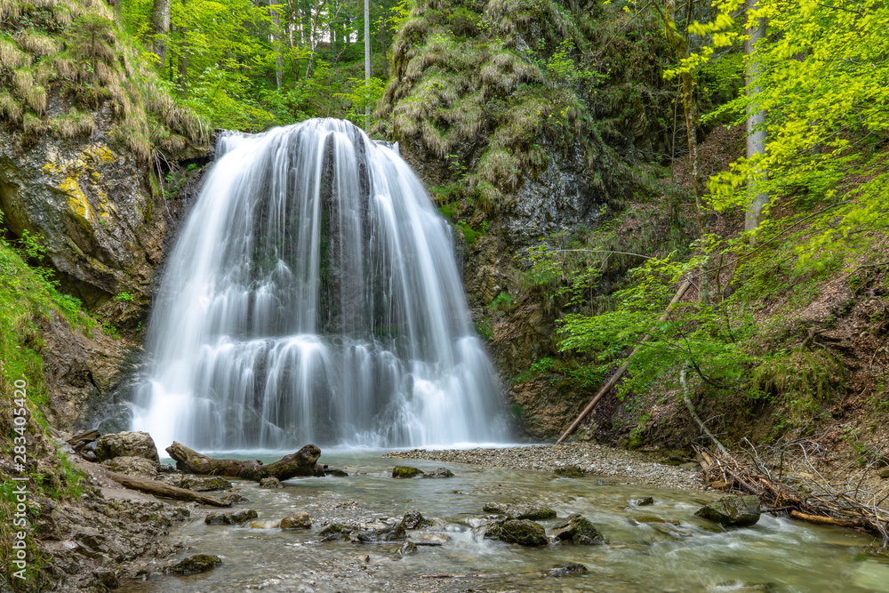 Obraz premium Untere Kaskade der Josefsthaler Wasserfälle am Schliersee
