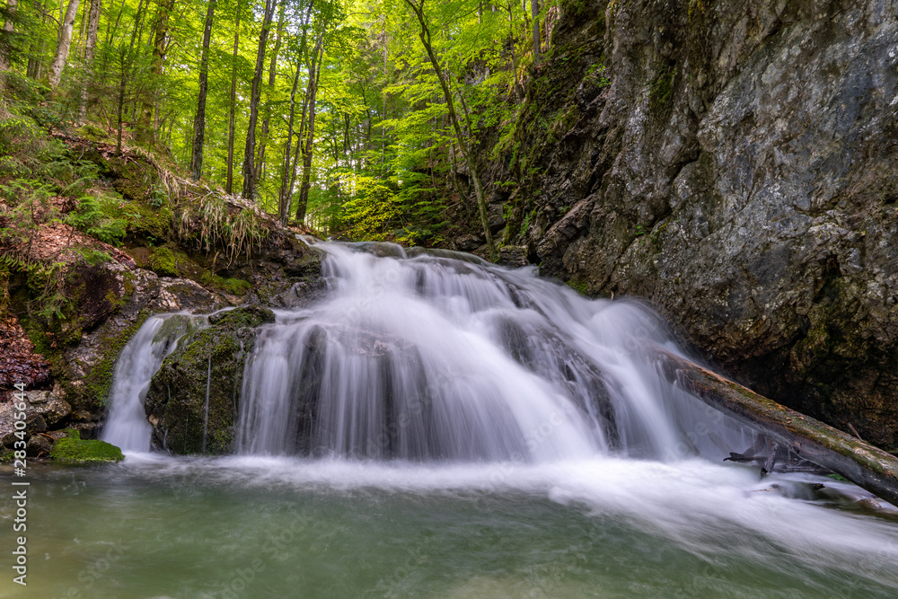 Der Hachelbach stürzt als Wasserfall nach Josefsthal am Schliersee hinab Der Hachelbach stürzt als Wasserfall nach Josefsthal am Schliersee hinab