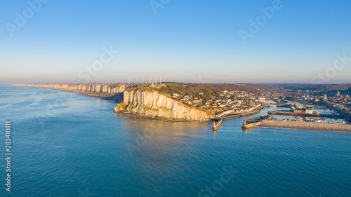 Le port et la plage de Fécamp vue de face photo