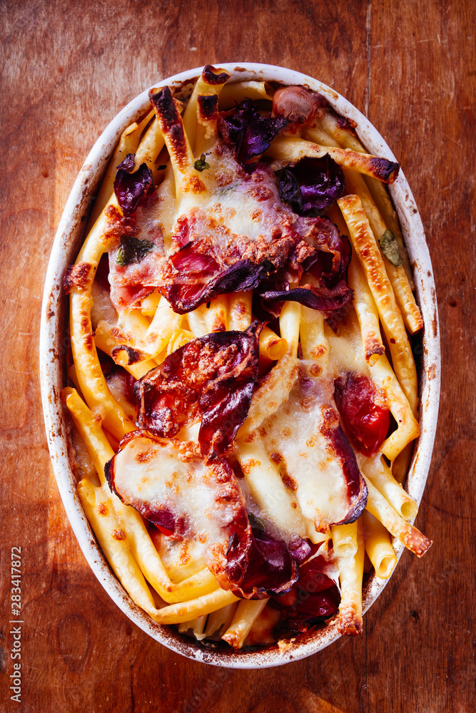 Foto Stock Italian rigatoni ziti made on oven, pasta made with long