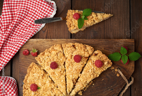 Foto sliced triangular pieces of crumble pie with apples