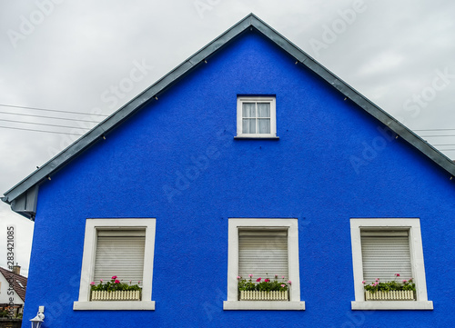 Musterhaus Fassade mit vielen Fenstern