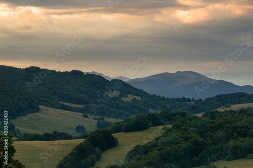 Fototapeta Naklejka Na Ścianę i Meble -  Świt w Bieszczadach, Szeroki Wierch i Tarnica