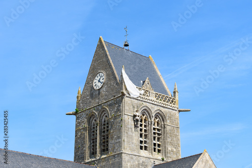 Le clocher de l'église de Sainte-Mère-Église photo