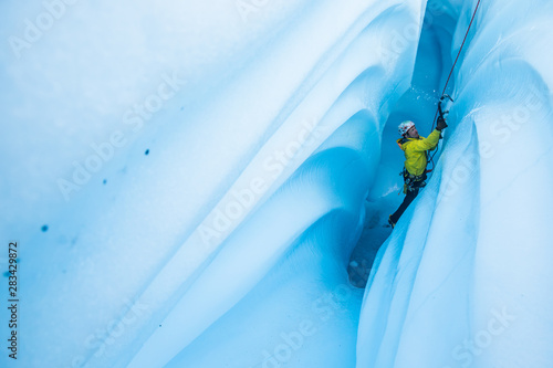 Quadro su tela Ice chips fly as climber ascends a narrow canyon on the Matanuska Glacier