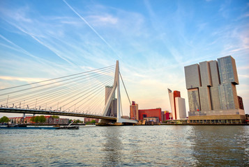 Fototapete Erasmusbrücke Erasmusbrücke verbindet Nord und Süd Rotterdam  © Jbyard