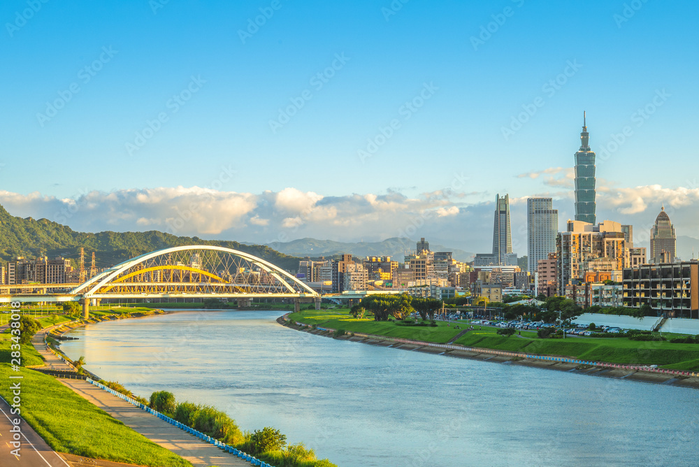 Naklejka premium panoramę miasta tajpej nad rzeką