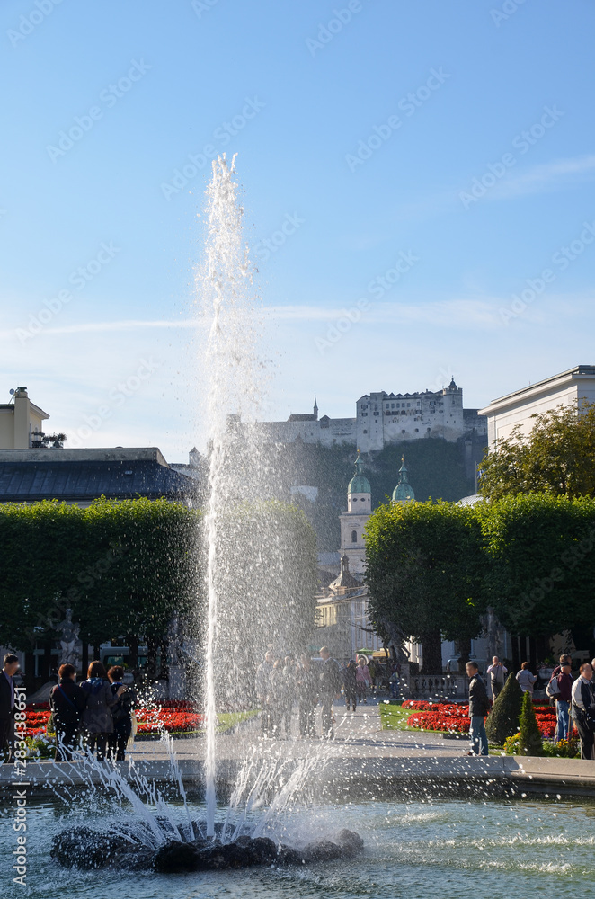 ザルツブルク　ミラベル庭園のペガサスの噴水とホーエンザルツブルク城（オーストリア）