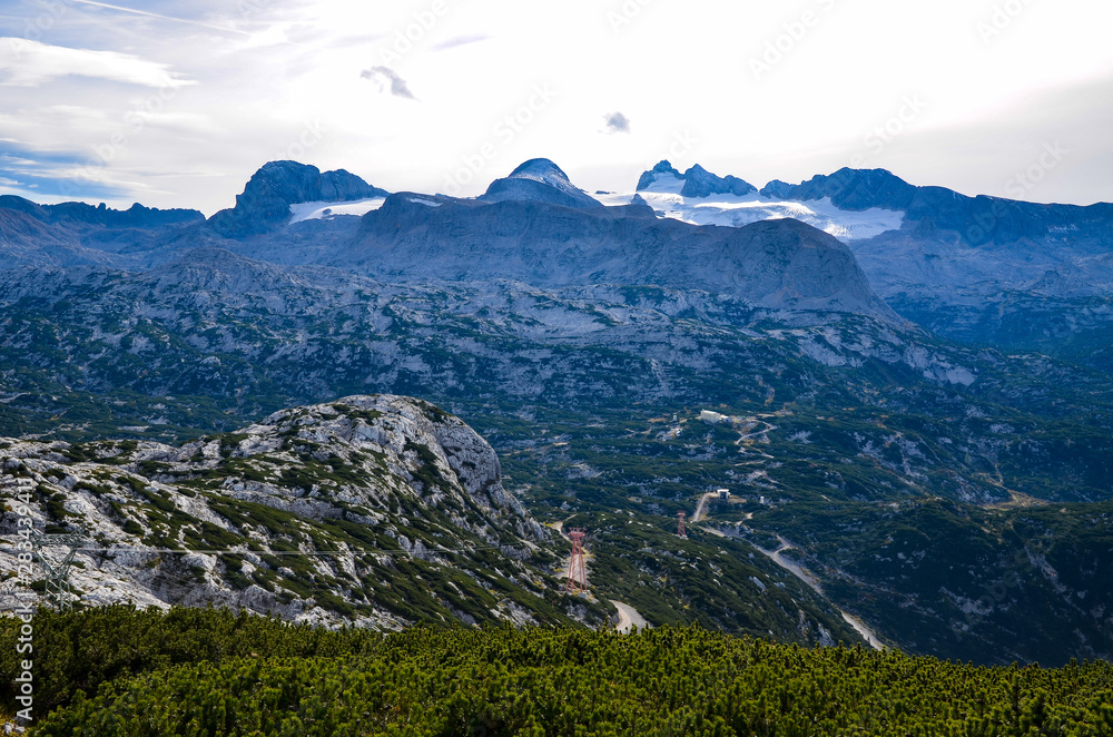 Obraz premium ダッハシュタインと氷河（オーストリア オーバーエスターライヒ州 ザルツカンマーグート）