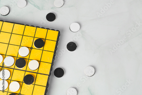 Tableau sur toile Close-up Reversi or Othello strategy board game with black and white disks