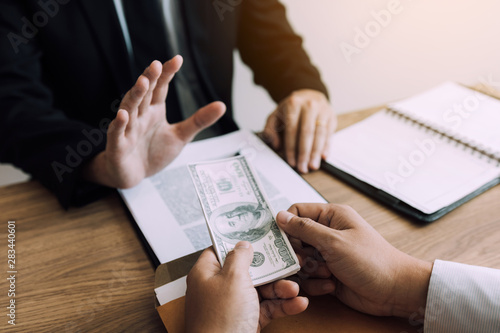Business partners submit fraudulent cash to entrepreneurs whose male businessmen refuse to accept bribes in the office.
