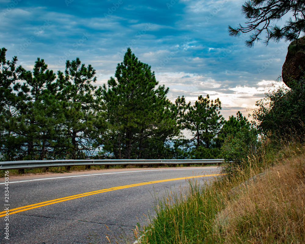 Naklejka premium Mountain road
