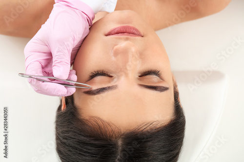 Young woman undergoing eyeb...