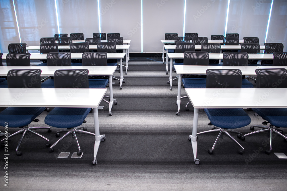 Obraz premium In order chairs and tables prepared for seminar