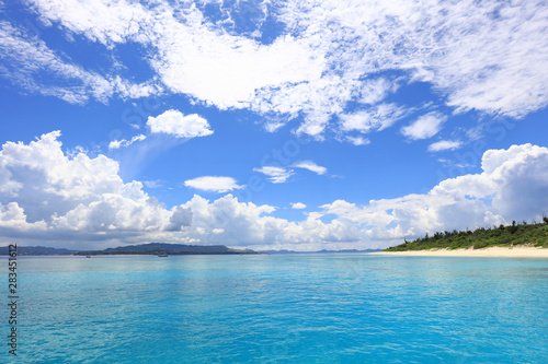 美しい沖縄の海と空