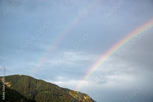 Regenbogen, doppelt, am Wank Alpen, Garmisch-Partenkirchen, Bayern, Deutschland