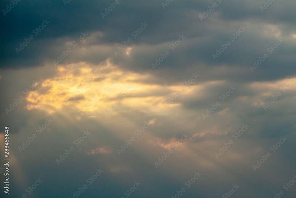 Fototapeta premium Dramatic picturesque colorful skies with cloud and picturesque sunbeams before sunset