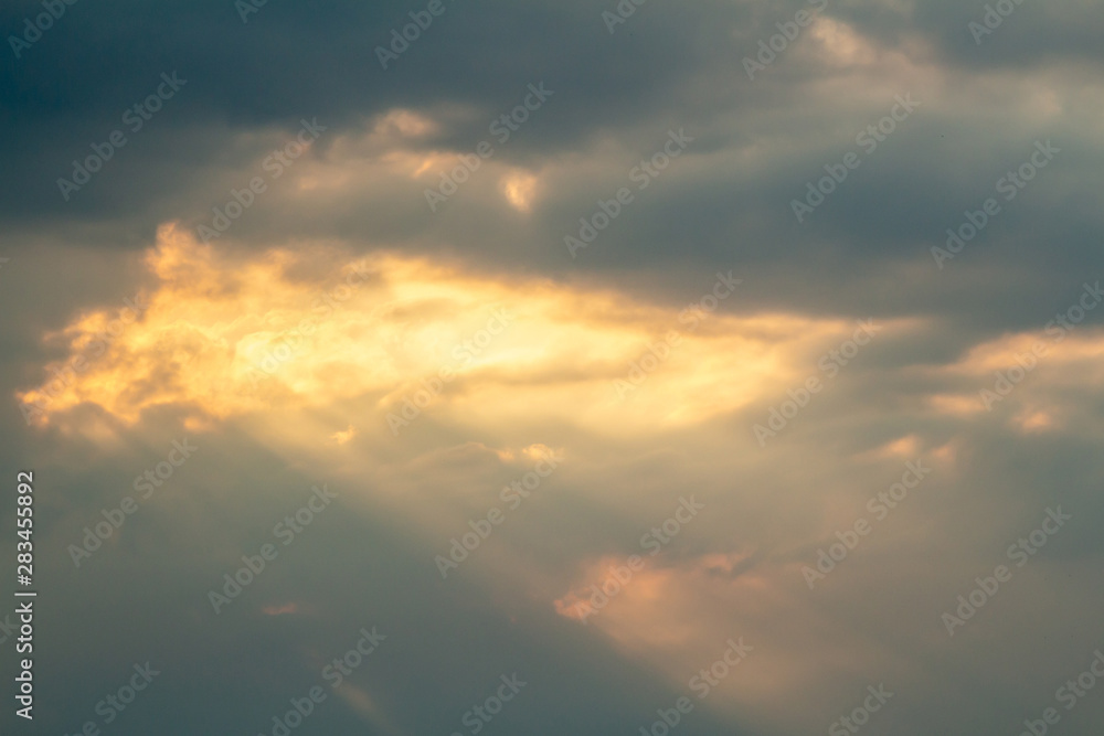 Fototapeta premium Dramatic picturesque colorful skies with cloud and picturesque sunbeams before sunset