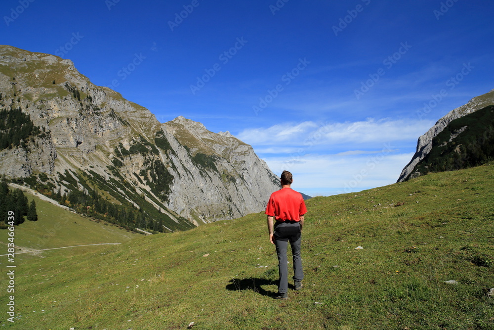 Wanderer mit Blick auf die Gipfel