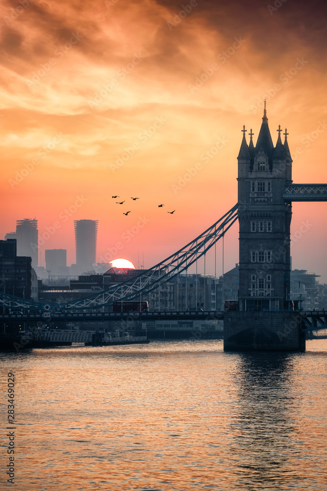 Naklejka premium Nahaufnahme der Tower Bridge und Stadt Skyline von London bei Sonnenaufgang, Großbritannien