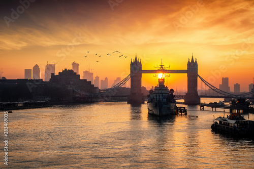 Die Skyline von London bei Sonnenaufgang am Morgen mit der Tower Bridge und den Wolkenkratzern von Canary Wharf, Großbritannien
